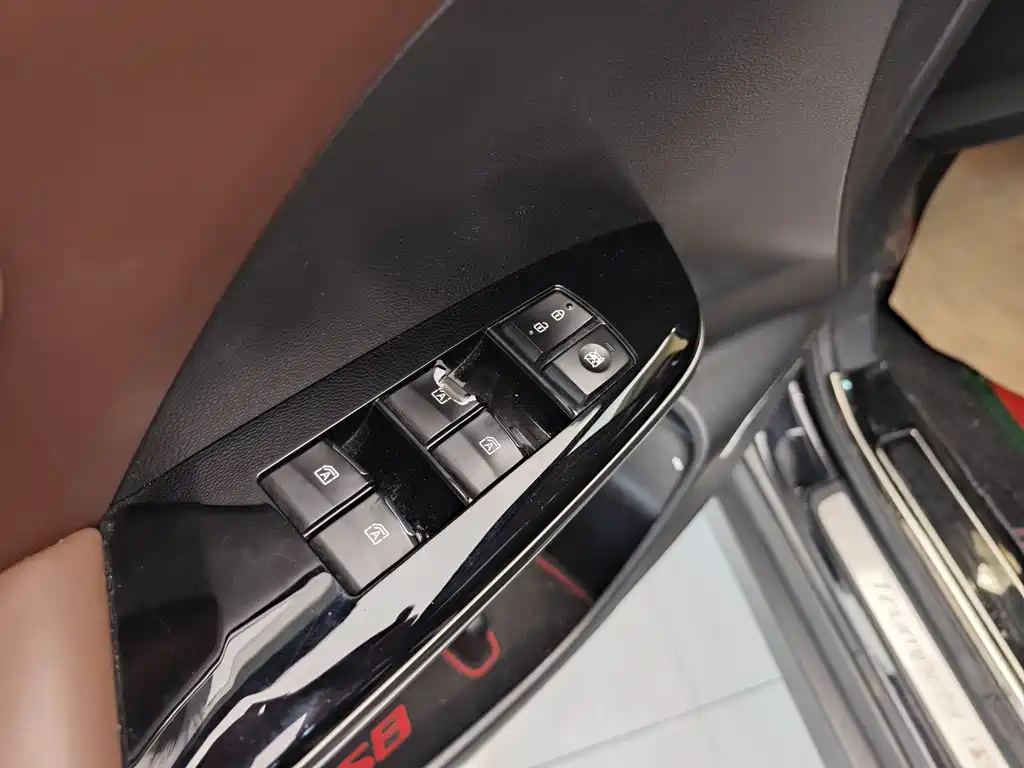 GAC Trumpchi GS8 2017 320T 2WD Luxury Smart Connect Edition (7-Seater)
