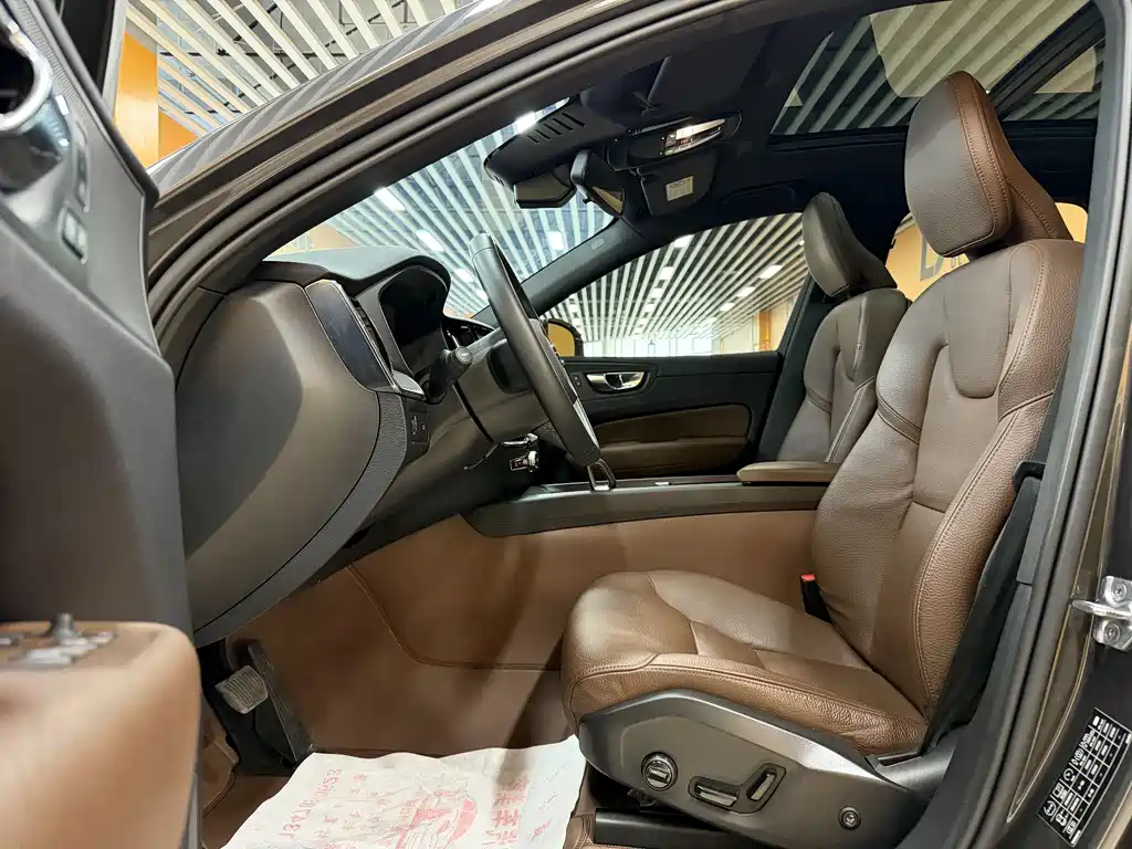 Volvo XC60 2022 B5 AWD Momentum Luxury Edition