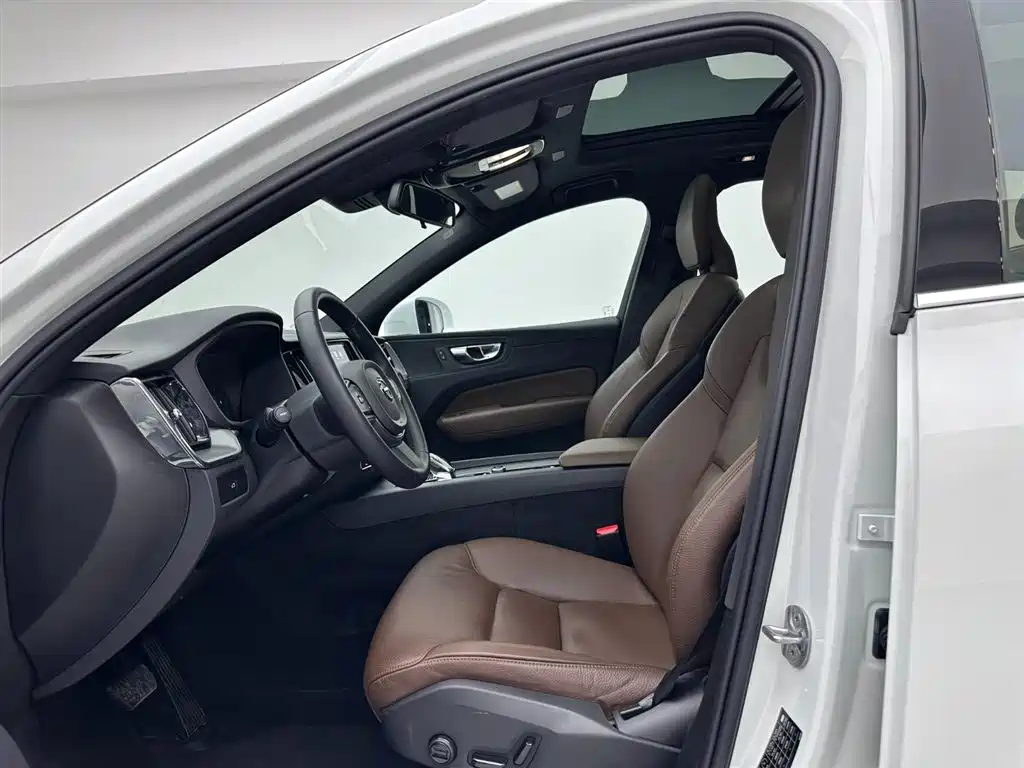 Volvo XC60 2024 B5 AWD Momentum