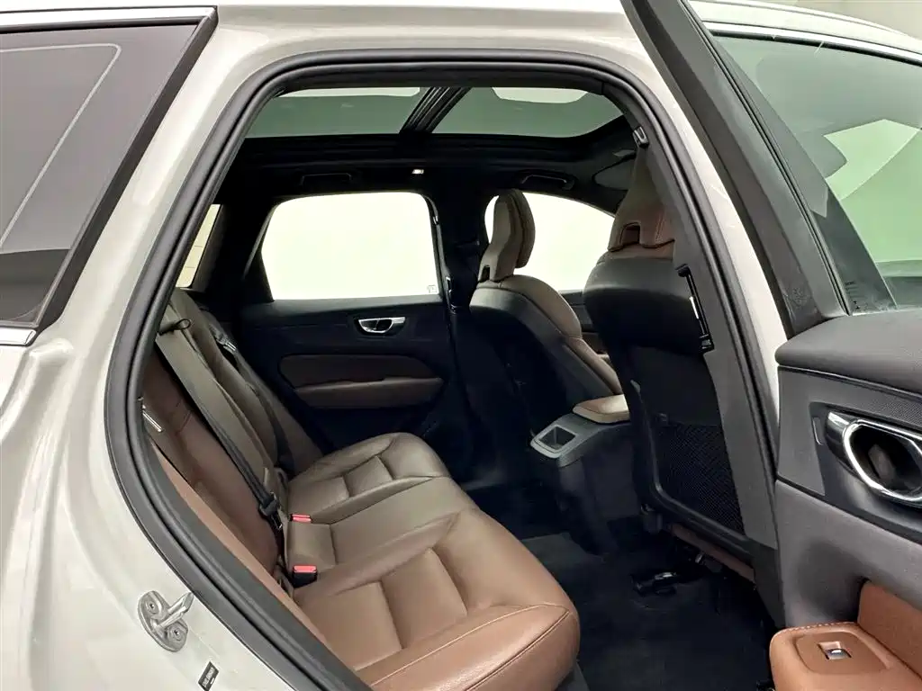 Volvo XC60 2024 B5 AWD Momentum