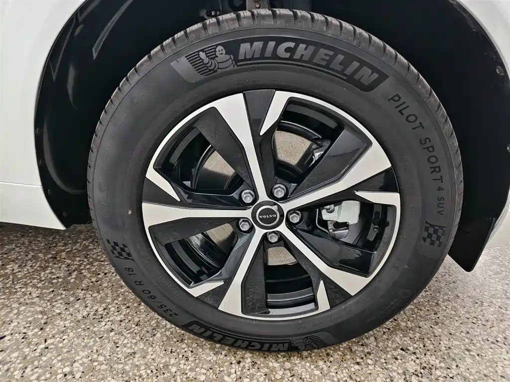 Volvo XC60 2026 B5 AWD Momentum Luxury Edition