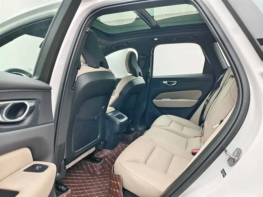 Volvo XC60 2026 B5 AWD Momentum Luxury Edition