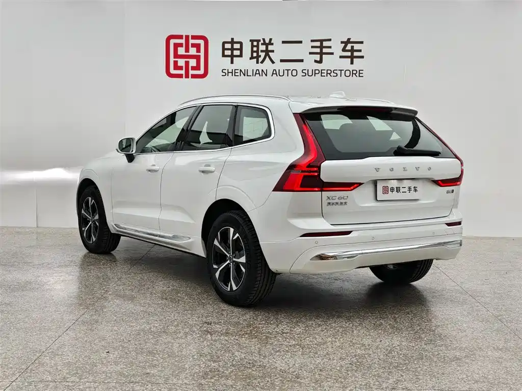 Volvo XC60 2026 B5 AWD Momentum Luxury Edition