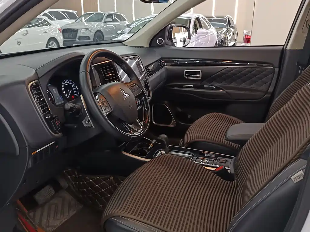 Mitsubishi Outlander 2020 2.4L 4WD Zhi Xiang Edition 5-Seater