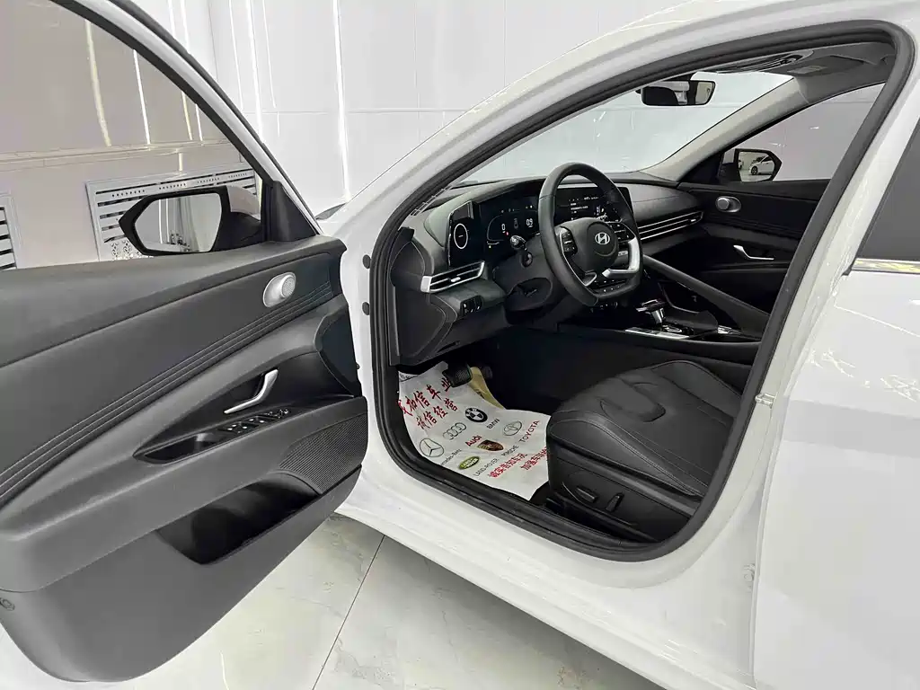 Hyundai Elantra 2023 1.5L CVT LUX Premium Edition