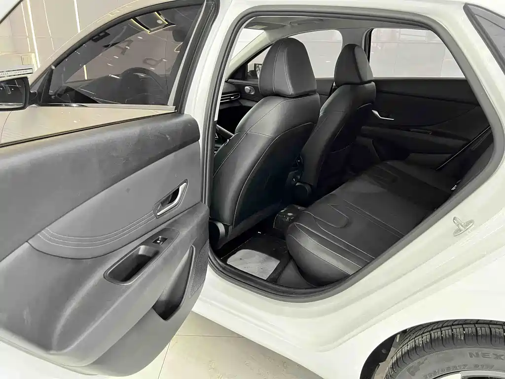 Hyundai Elantra 2023 1.5L CVT LUX Premium Edition