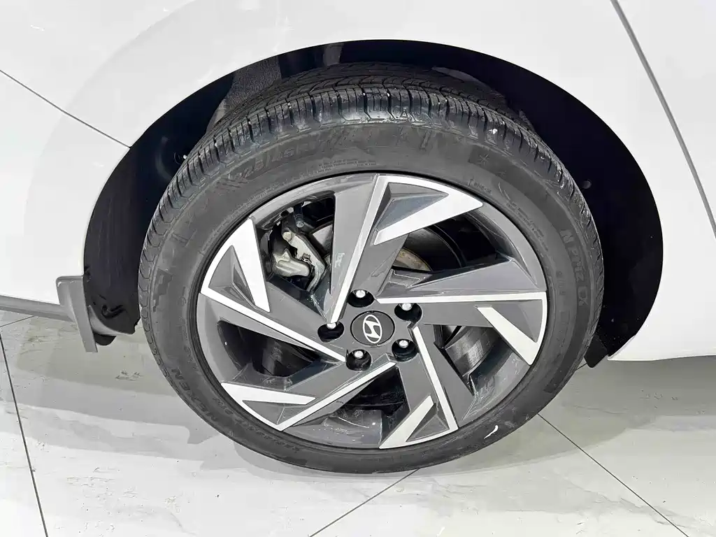 Hyundai Elantra 2023 1.5L CVT LUX Premium Edition