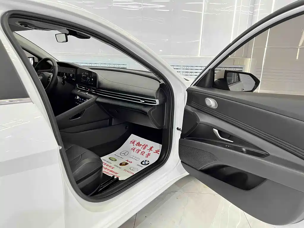 Hyundai Elantra 2023 1.5L CVT LUX Premium Edition