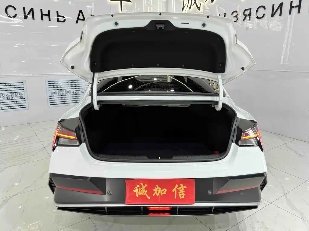 Hyundai Elantra 2023 1.5L CVT LUX Premium Edition