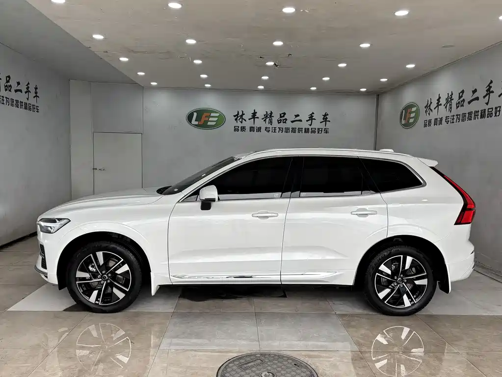 Volvo XC60 2026 B5 AWD Momentum Sport Edition