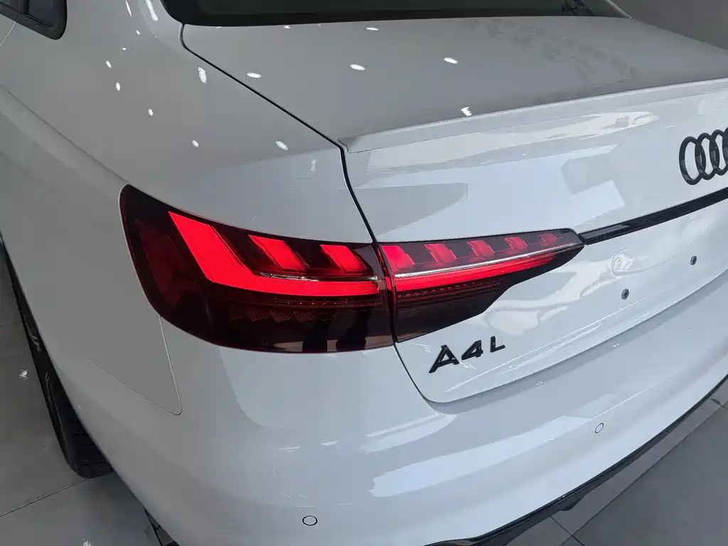 Audi A4L 2025 40 TFSI Luxury Dynamic B&O Star Night Edition