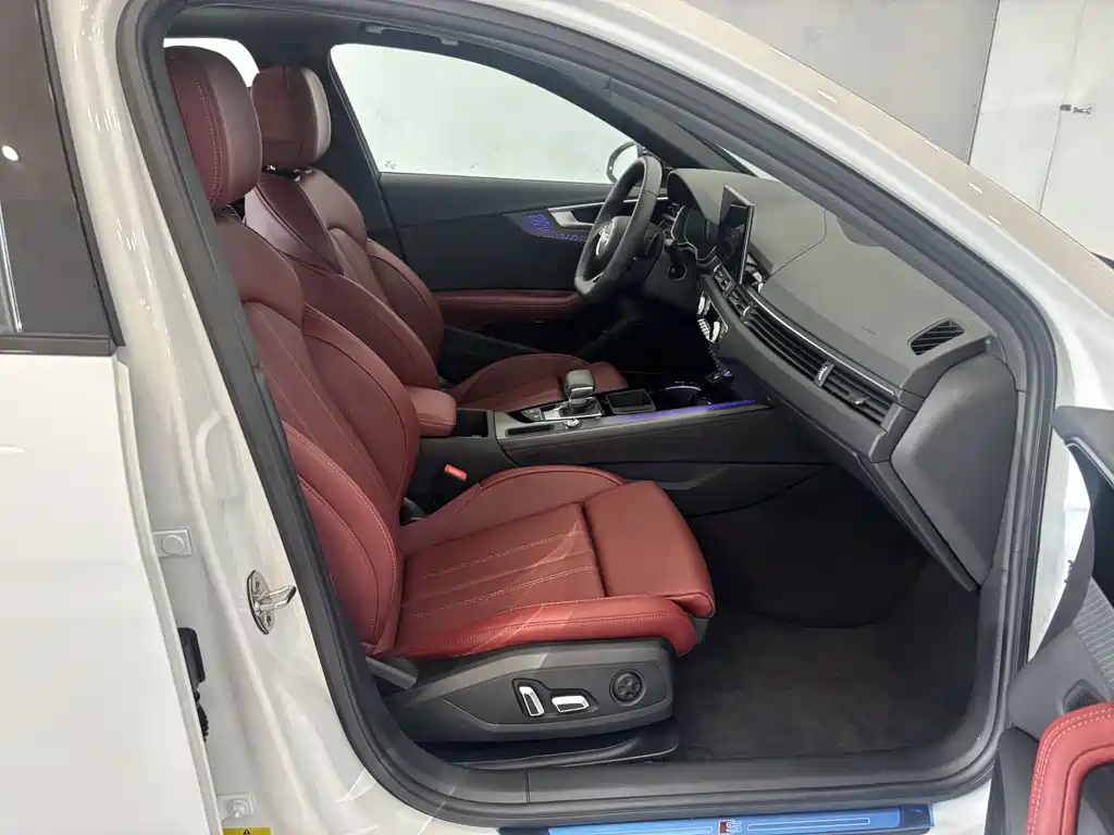 Audi A4L 2025 40 TFSI Luxury Dynamic B&O Star Night Edition