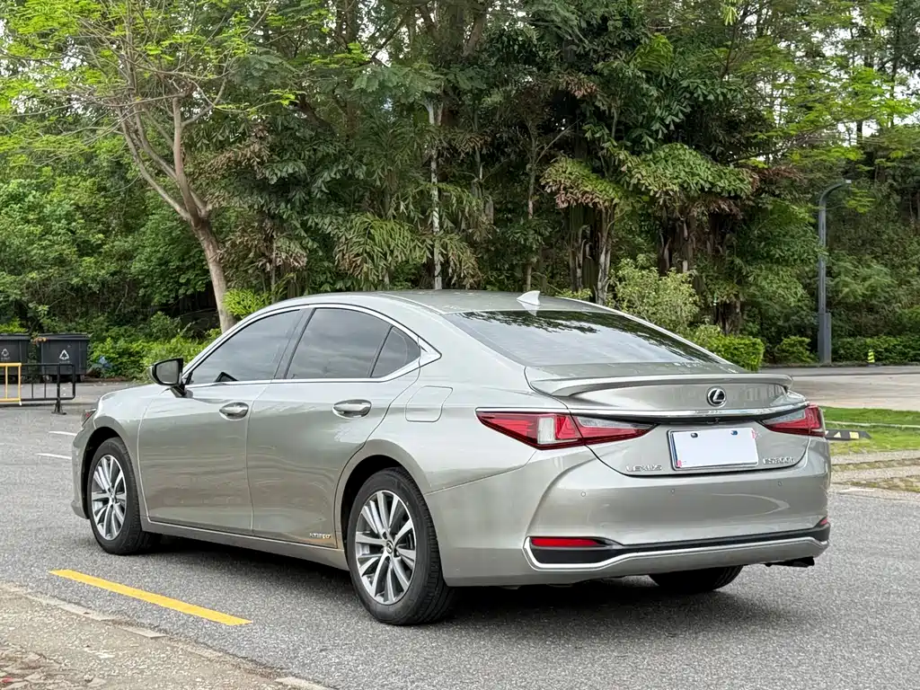 Lexus ES 2021 300h Excellence Edition