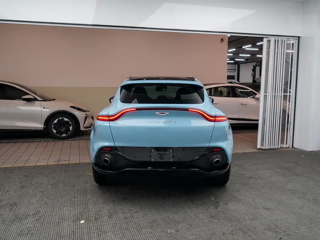 Aston Martin DBX 2022 3.0T STRAIGHT-SIX