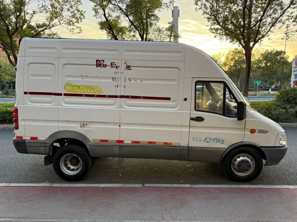 Iveco Bao Di 2013 2.8T-V36 Box Truck
