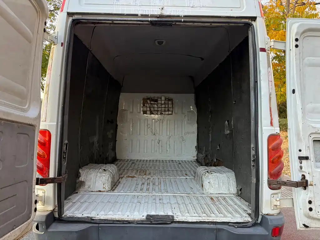 Iveco Bao Di 2013 2.8T-V36 Box Truck