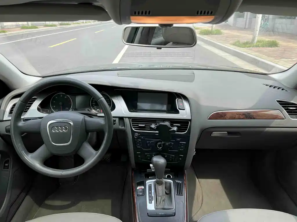 Audi A4L 2010 2.0 TFSI Standard