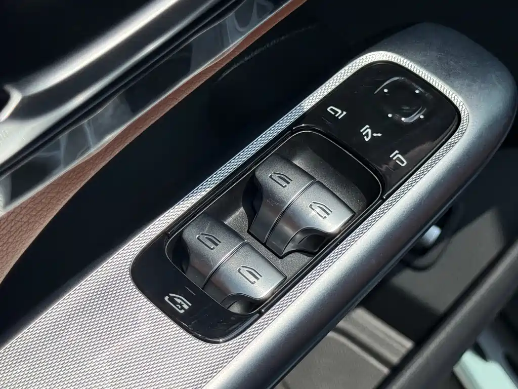Mercedes-Benz GLC 2025 GLC 300 L 4MATIC Dynamic 5-Seater