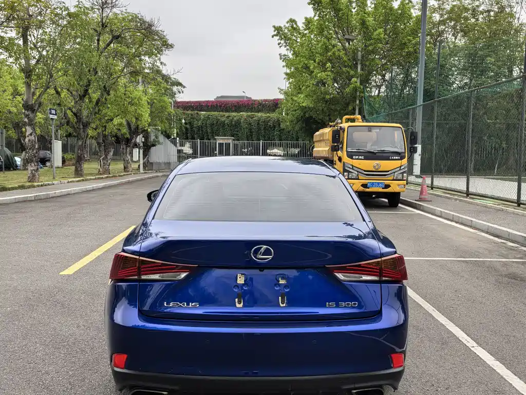 Lexus IS 300 F SPORT (2017)