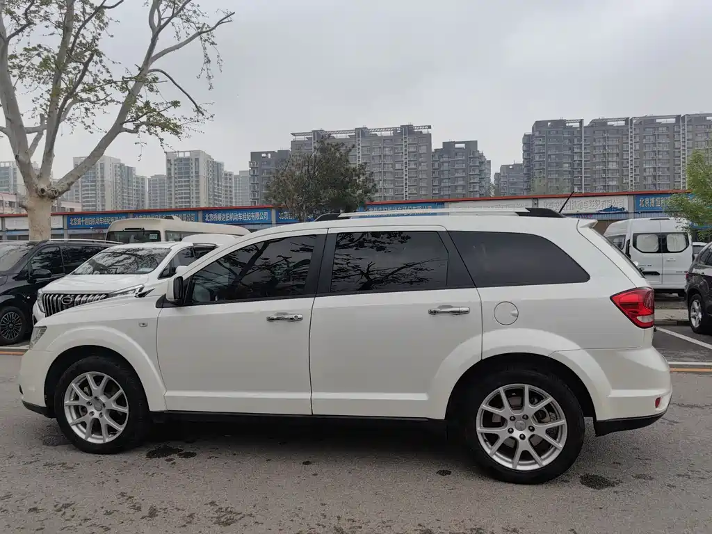 Dodge Journey 2013 2.4L FWD Premium Edition