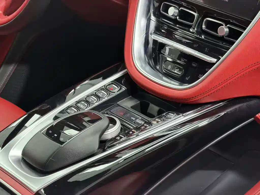 Aston Martin DBX 2022 4.0T V8