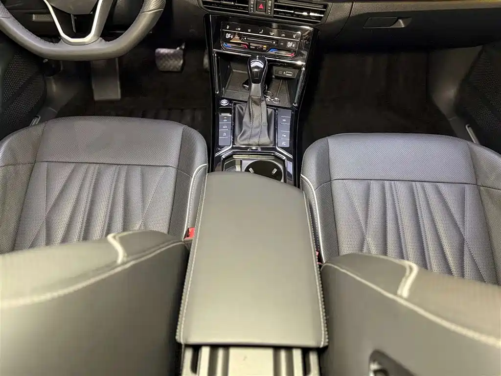Volkswagen Passat 2022 330TSI Starlight Premium Edition
