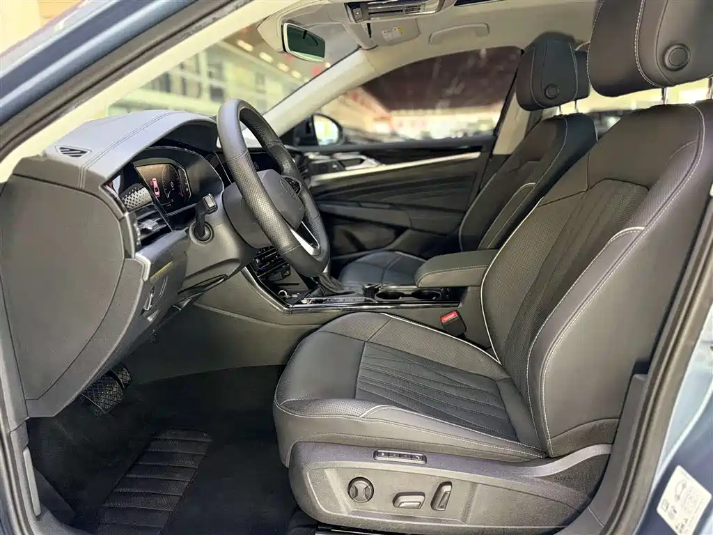 Volkswagen Passat 2022 330TSI Starlight Premium Edition