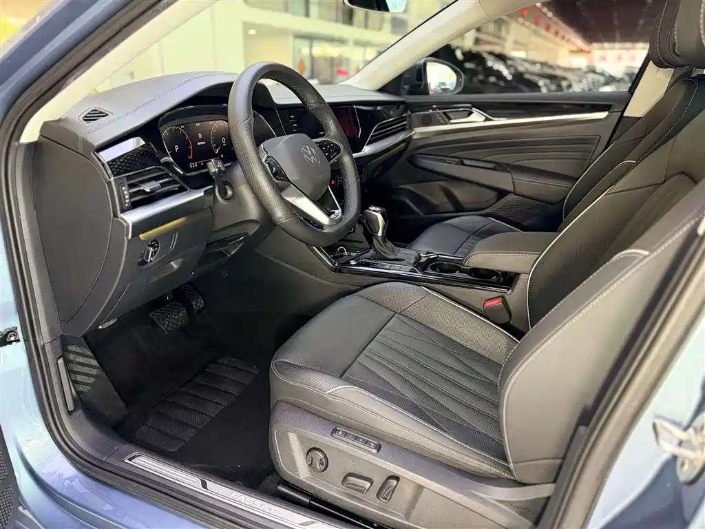 Volkswagen Passat 2022 330TSI Starlight Premium Edition