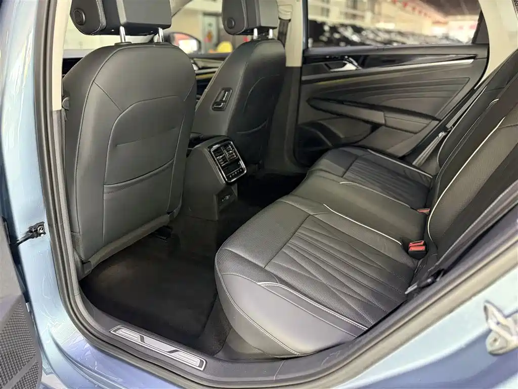 Volkswagen Passat 2022 330TSI Starlight Premium Edition