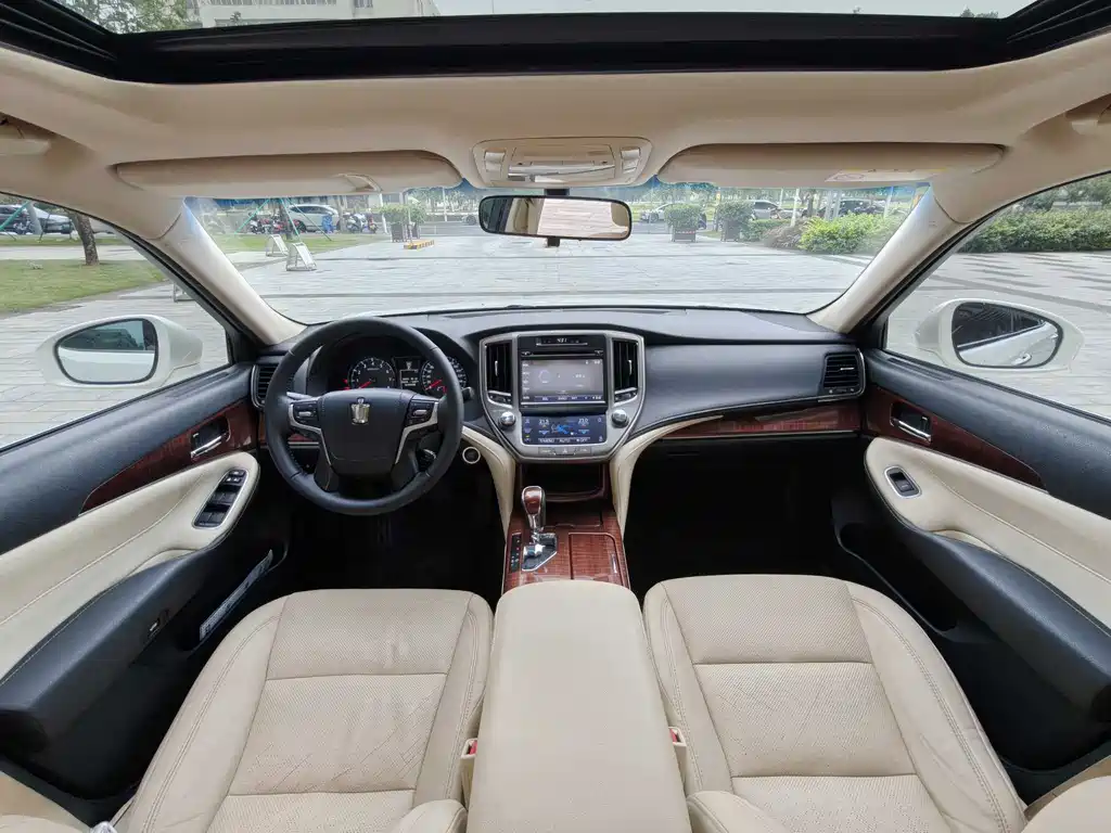 Toyota Crown 2015 2.0T Fashion Edition