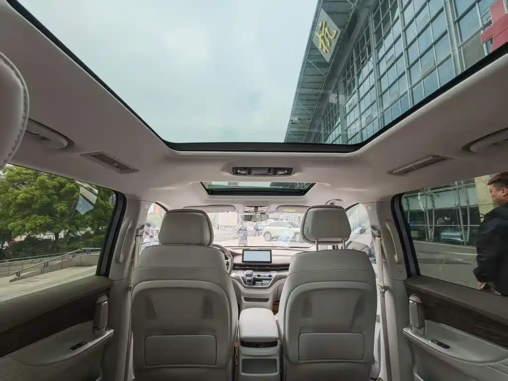 Roewe iMAX8 NEV 2022 Golden Edition
