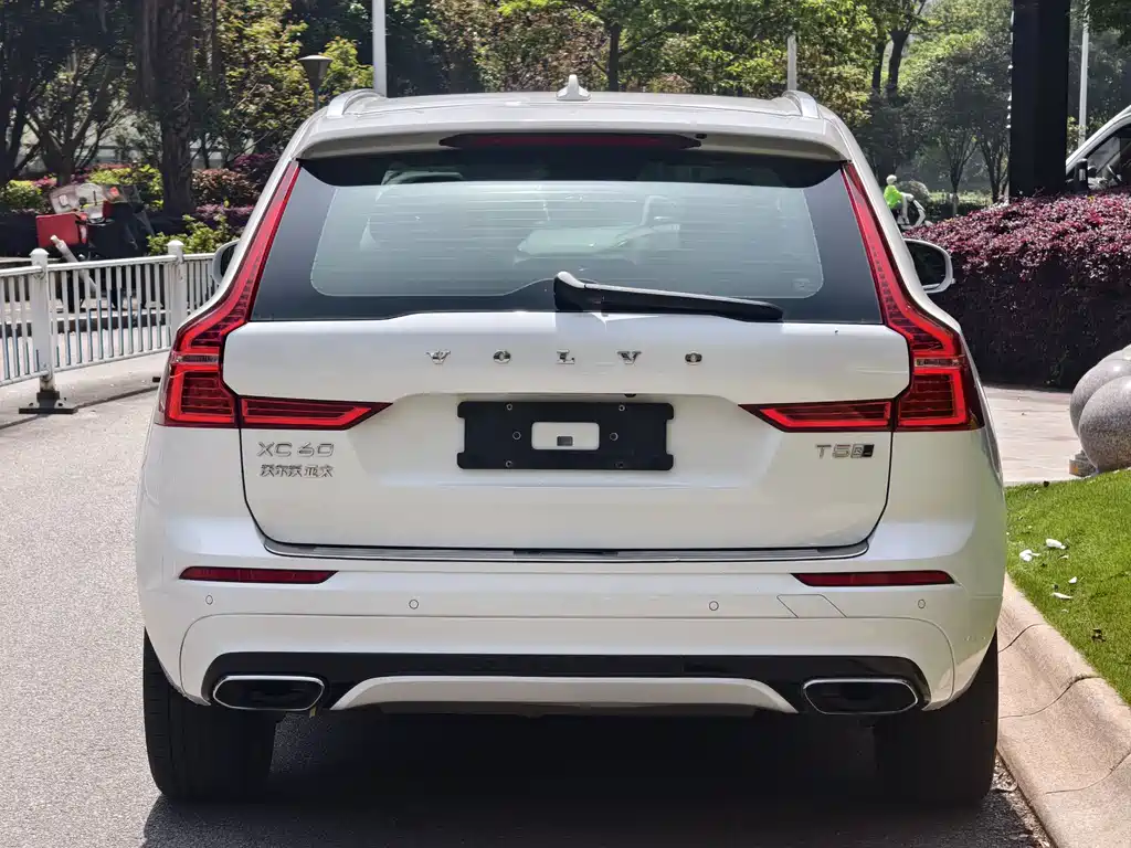 Volvo XC60 2019 T5 AWD Momentum Sport Edition