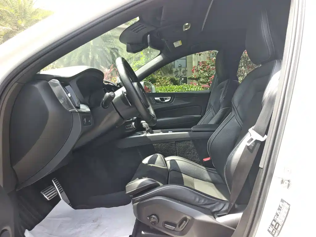 Volvo XC60 2019 T5 AWD Momentum Sport Edition