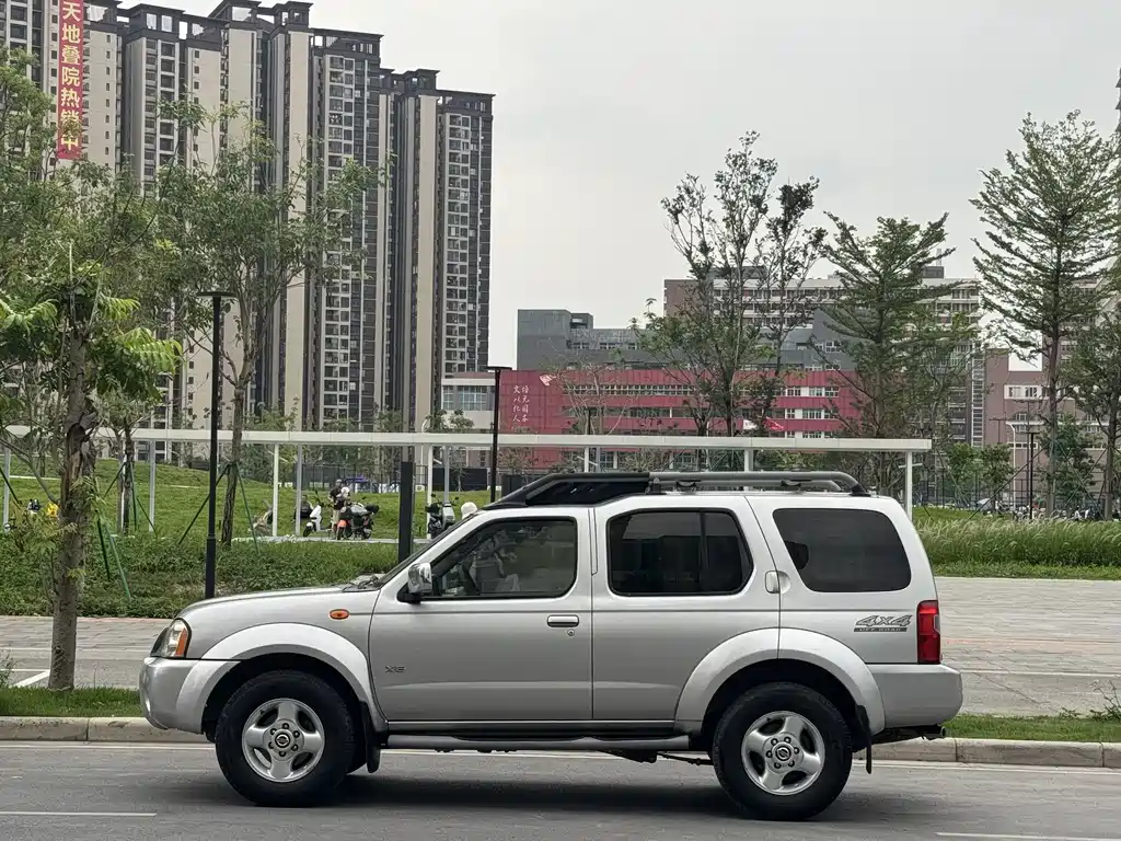 Nissan Paladin 2004 2.4L 4WD Luxury Edition