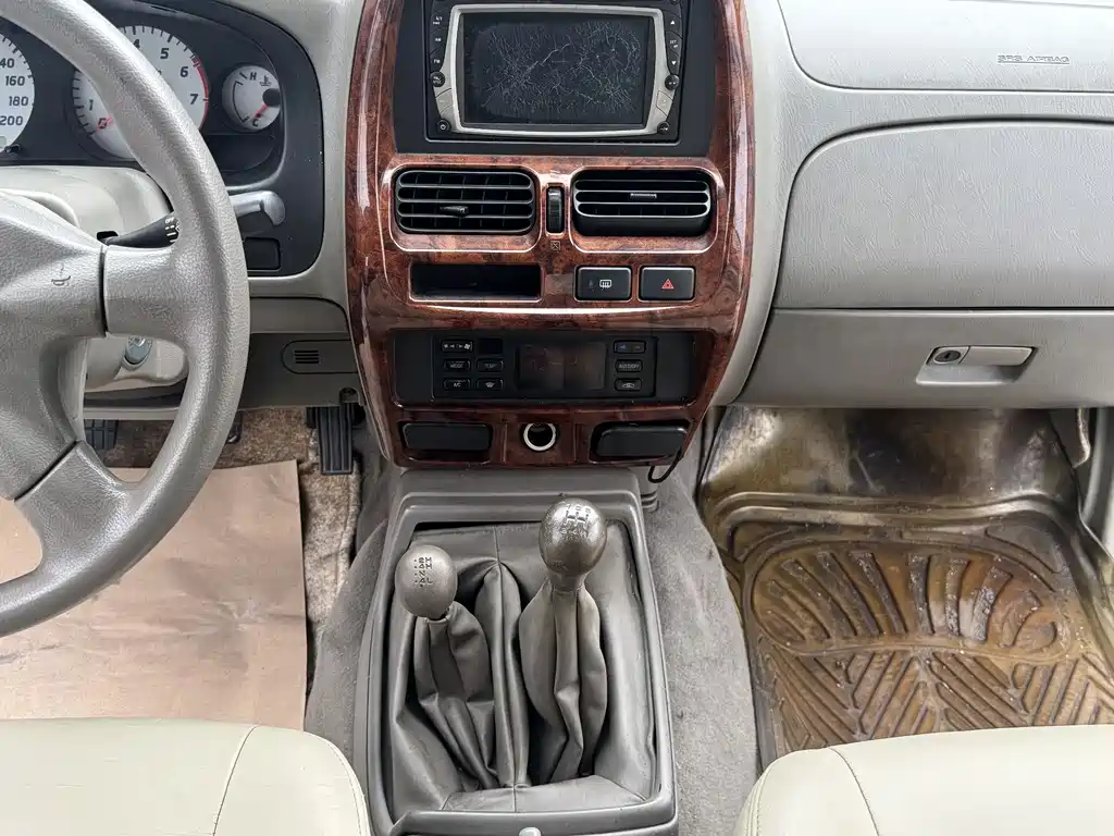 Nissan Paladin 2004 2.4L 4WD Luxury Edition