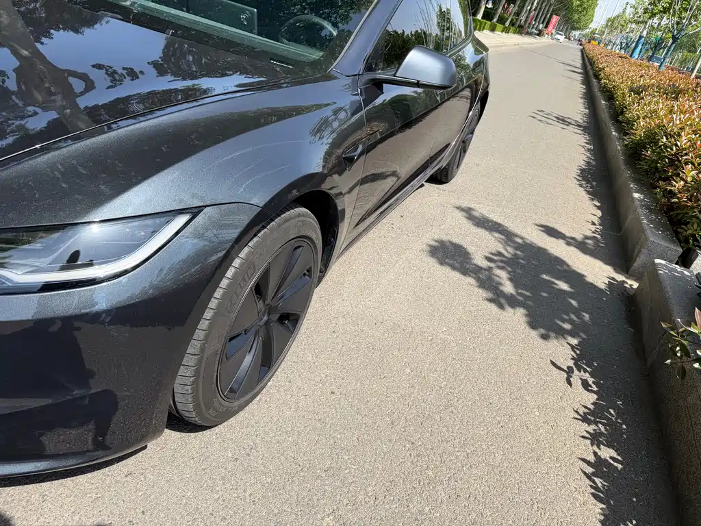 Model 3 2025 Rear-Wheel Drive