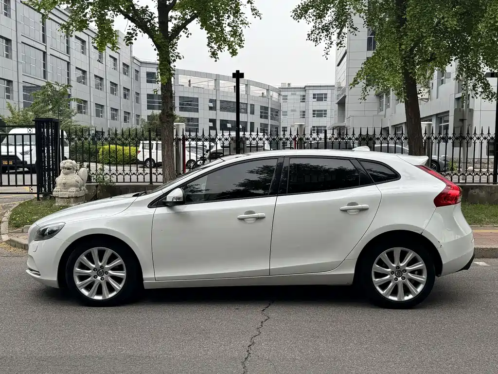 Volvo V40 2015 1.6T Kinetic