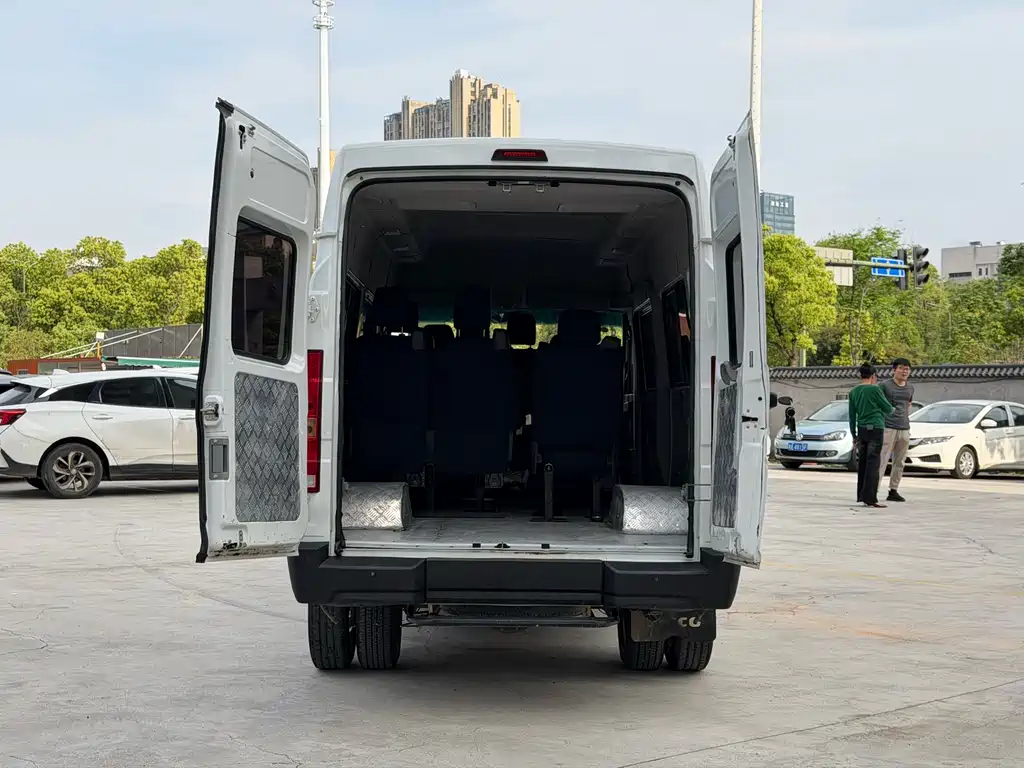 Iveco Daily 2023 2.5T A37M1 Long Wheelbase Medium Roof Dual Rear Wheels Manual Door 5-9 Seats