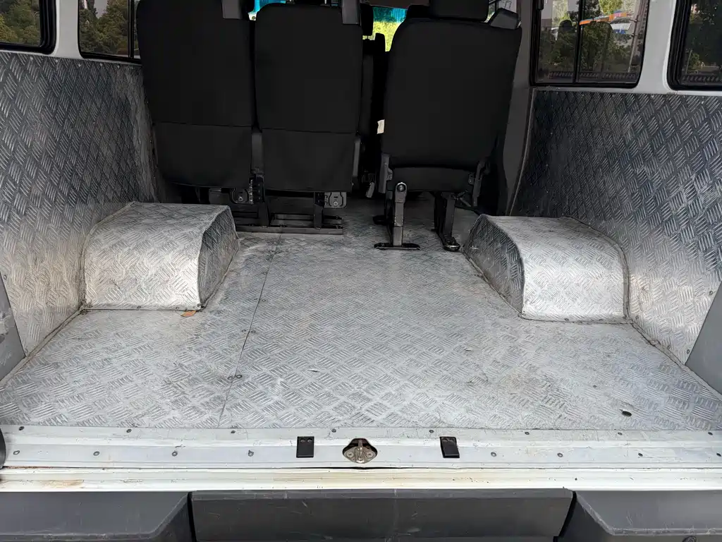 Iveco Daily 2023 2.5T A37M1 Long Wheelbase Medium Roof Dual Rear Wheels Manual Door 5-9 Seats
