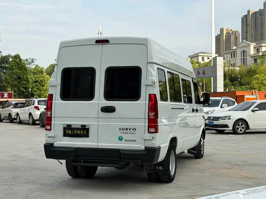 Iveco Daily 2023 2.5T A37M1 Long Wheelbase Medium Roof Dual Rear Wheels Manual Door 5-9 Seats