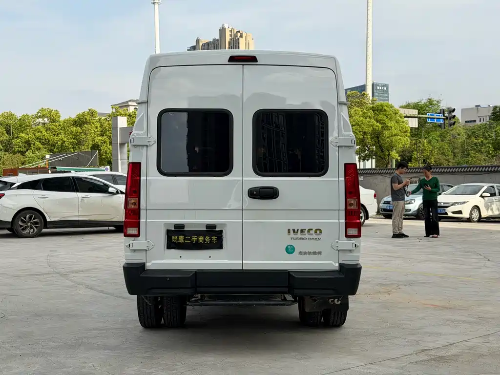 Iveco Daily 2023 2.5T A37M1 Long Wheelbase Medium Roof Dual Rear Wheels Manual Door 5-9 Seats