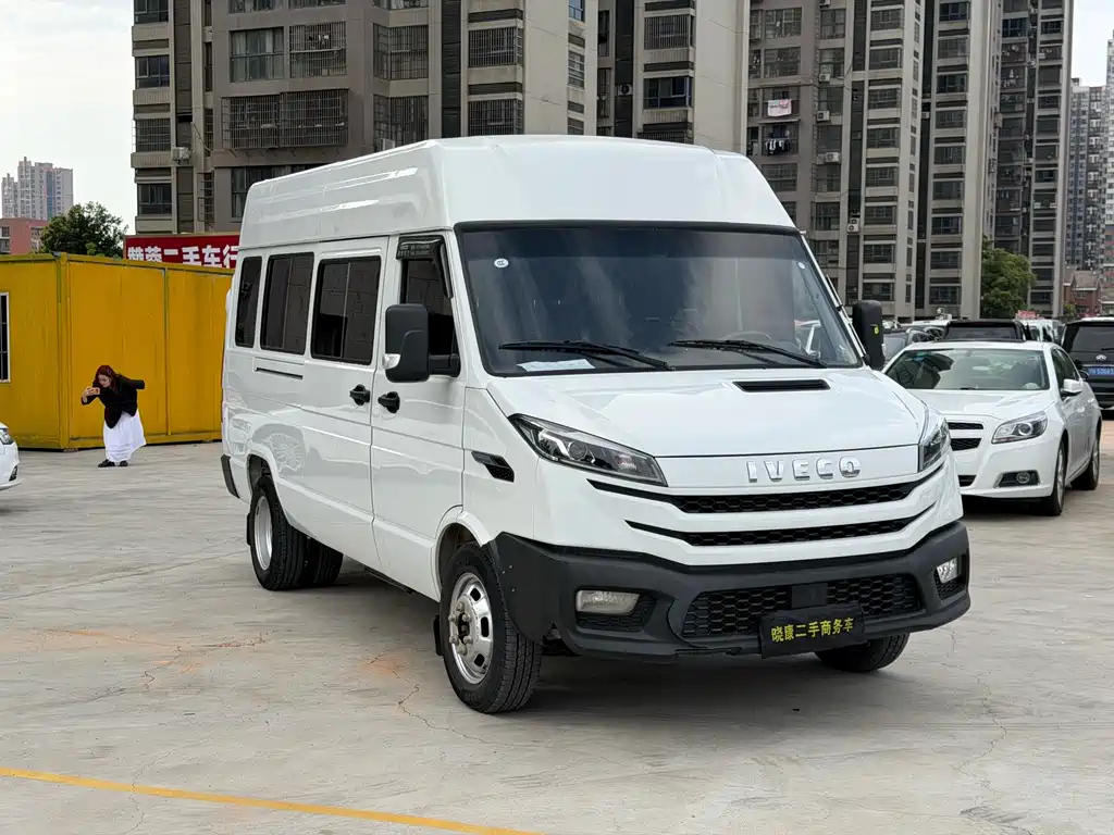 Iveco Daily 2023 2.5T A37M1 Long Wheelbase Medium Roof Dual Rear Wheels Manual Door 5-9 Seats