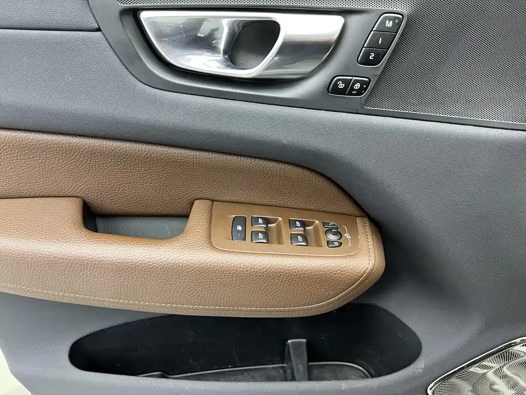 Volvo XC60 2022 B5 AWD Zhiyuan Luxury Edition