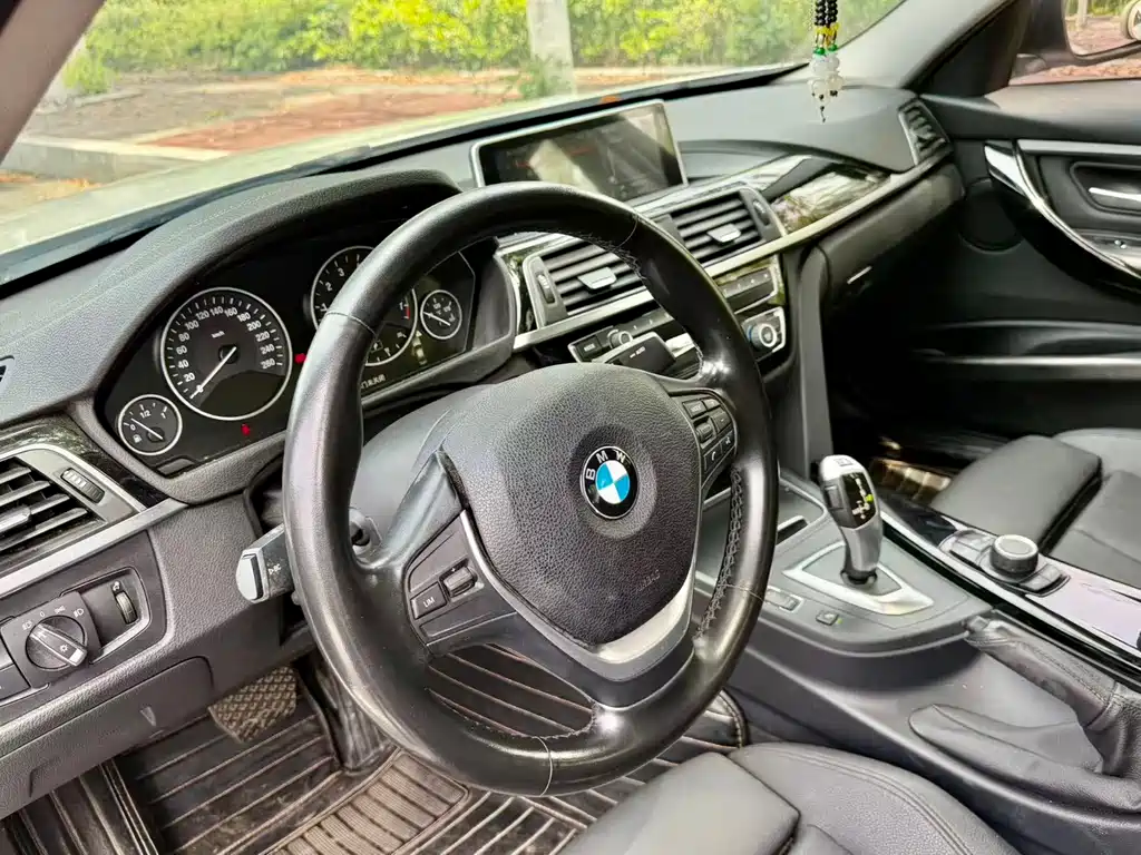 BMW 3 Series 2018 318i