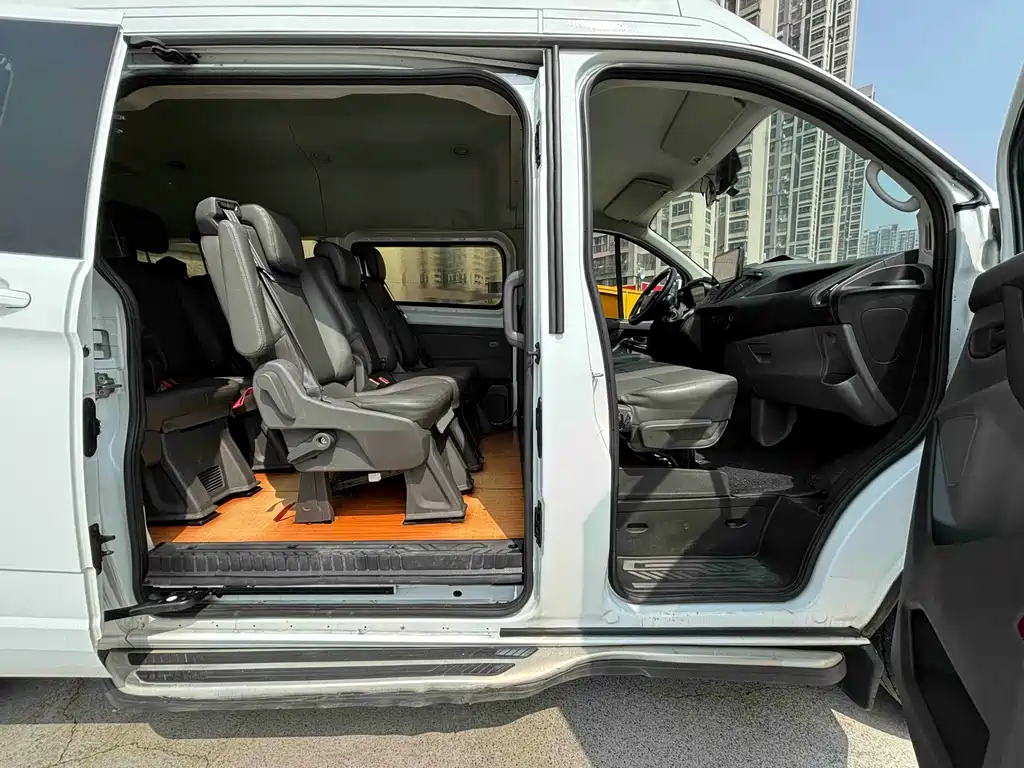 Ford Transit 2019 2.0T Diesel Business Travel Mid-Axis Mid-Roof 9-Seater China VI