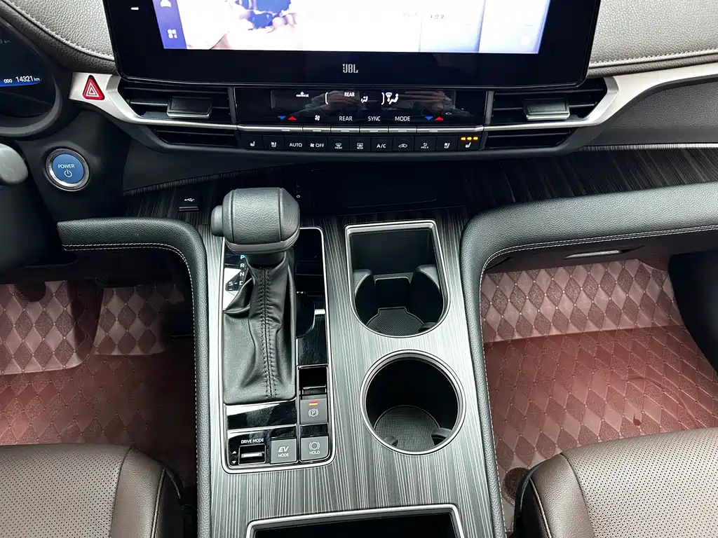Toyota Sienna 2024 2.5L Hybrid Platinum Edition