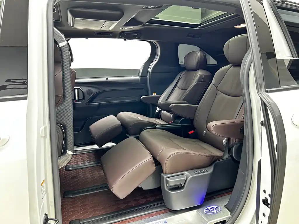 Toyota Sienna 2024 2.5L Hybrid Platinum Edition