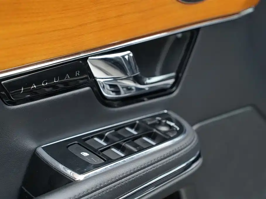 Jaguar XJ 2013 XJL 2.0T Elegant Business Edition