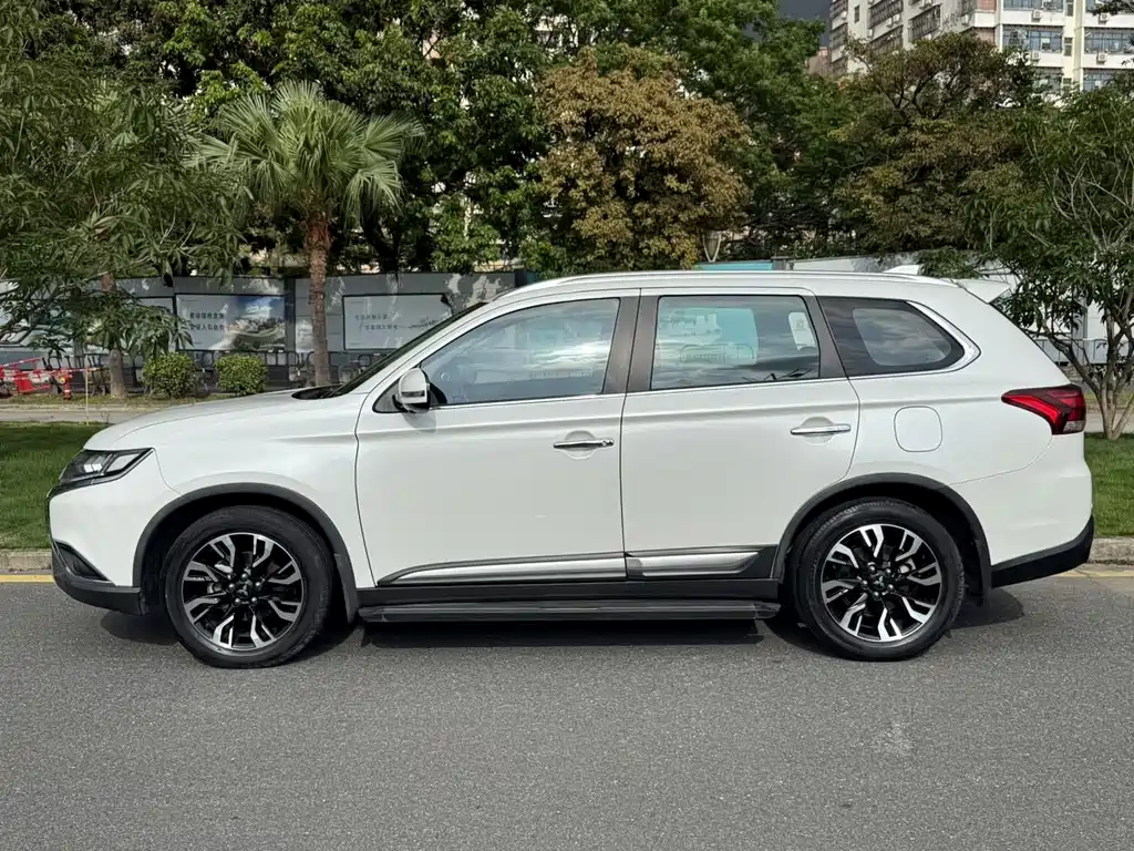 Mitsubishi Outlander 2020 2.4L AWD Zhixiang Edition 7-Seater