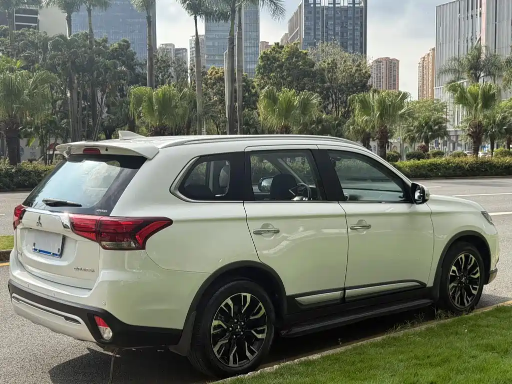 Mitsubishi Outlander 2020 2.4L AWD Zhixiang Edition 7-Seater